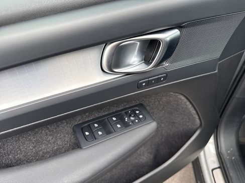 Used 2025 Volvo XC40 B5 Core image 18