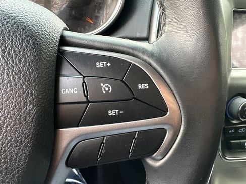 Used 2018 Jeep Grand Cherokee Laredo image 28