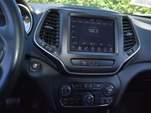 Used 2019 Jeep Cherokee Trailhawk w/ Comfort/Convenience Group AWD/4WD image 17