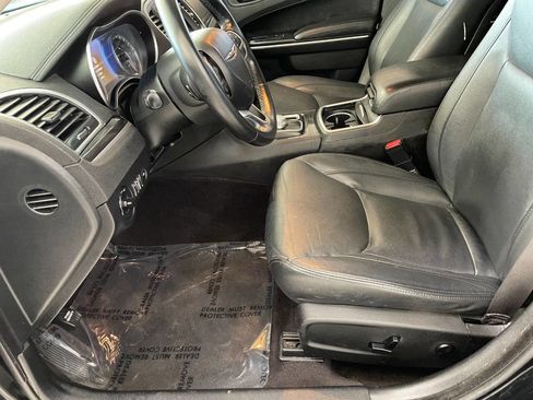 Used 2018 Chrysler 300 Touring image 15
