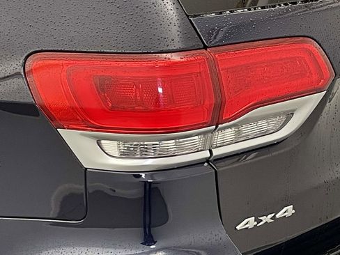Used 2018 Jeep Grand Cherokee Limited image 16