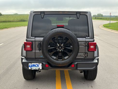 Used 2025 Jeep Wrangler Unlimited Sahara AWD/4WD image 3