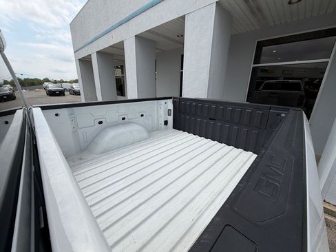 Used 2025 GMC Sierra 1500 SLT AWD/4WD image 16