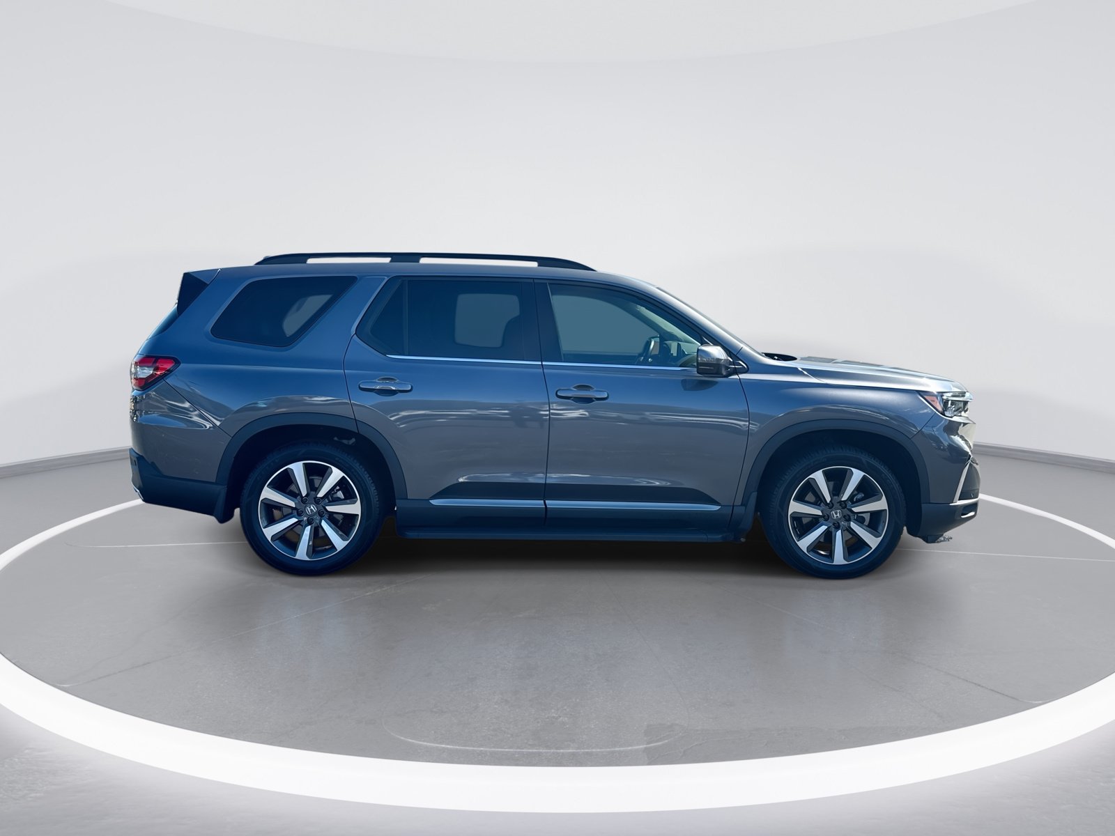 Used 2025 Honda Pilot Touring image 10