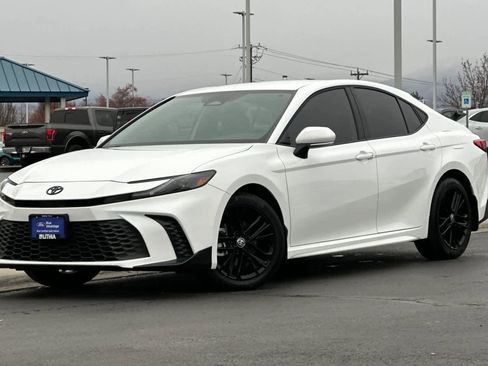 Used 2025 Toyota Camry SE image 1