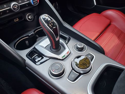 Used 2022 Alfa Romeo Giulia Veloce image 31