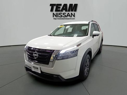 Certified 2025 Nissan Pathfinder SV AWD/4WD image 3