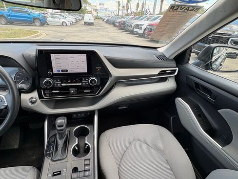 Used 2023 Toyota Highlander L FWD image 17