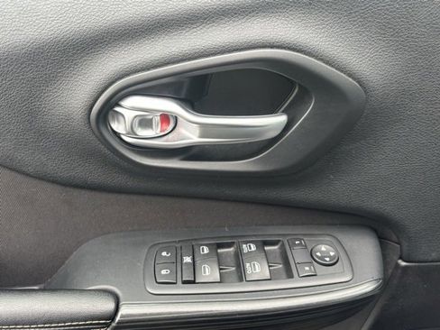 Used 2016 Jeep Cherokee Latitude w/ Cold Weather Group image 10