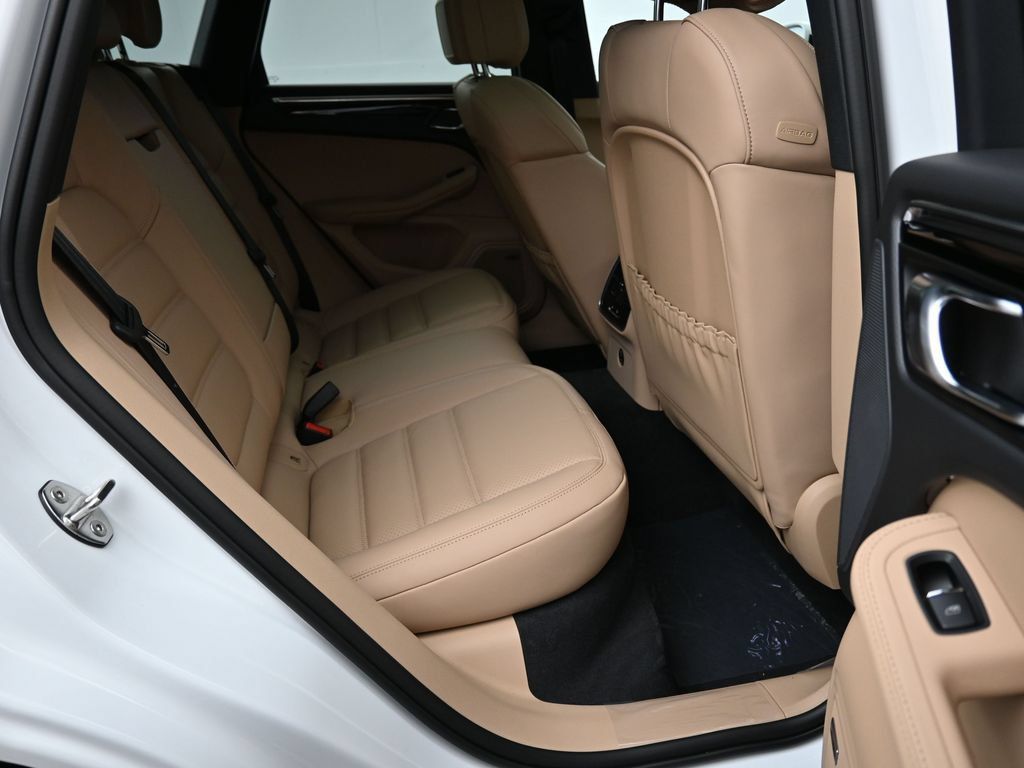 Certified 2026 Porsche Macan AWD/4WD image 22