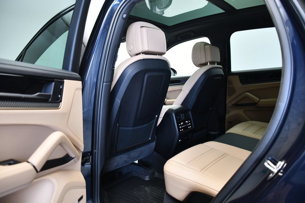 Certified 2025 Porsche Cayenne AWD/4WD image 42