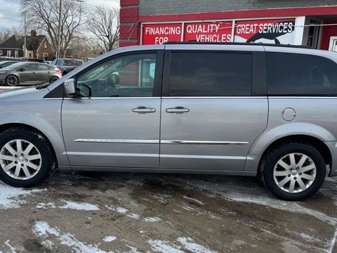 Used 2015 Chrysler Town & Country Touring image 10