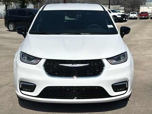 New 2026 Chrysler Pacifica Select image 2