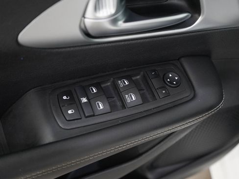 Used 2024 Chrysler Pacifica Limited FWD image 23