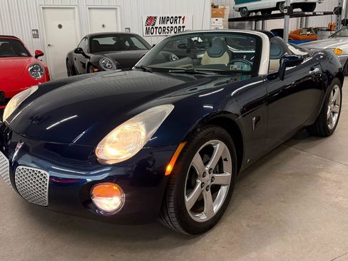 Used 2006 Pontiac Solstice Convertible w/ Premium Package RWD image 1