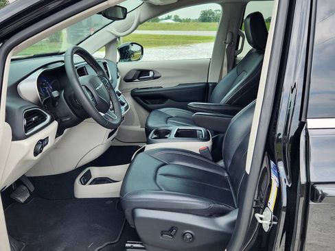 Used 2024 Chrysler Pacifica Touring-L FWD image 7