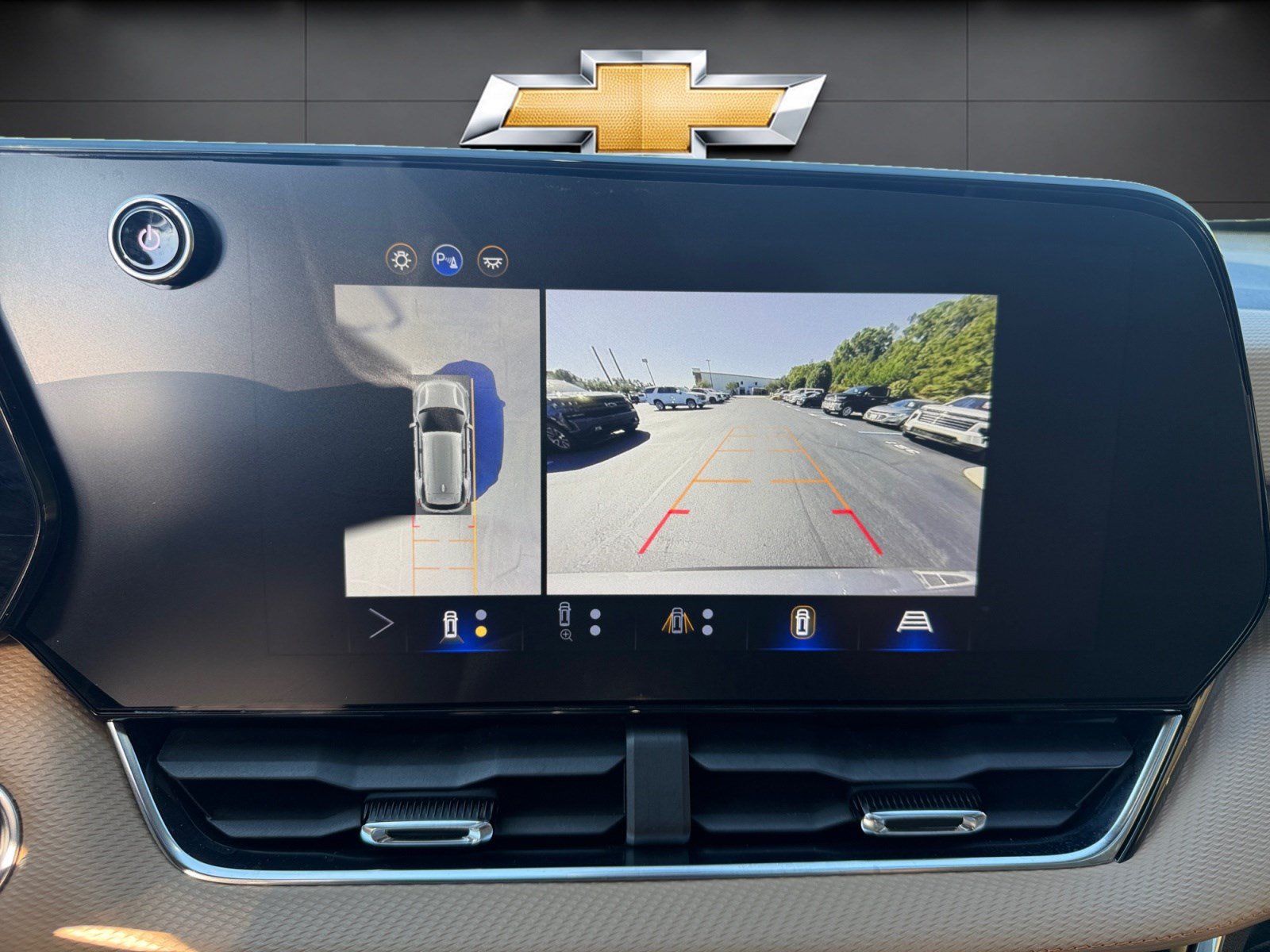 Used 2025 Chevrolet Equinox ACTIV w/ Safety and Technology Package AWD/4WD image 29
