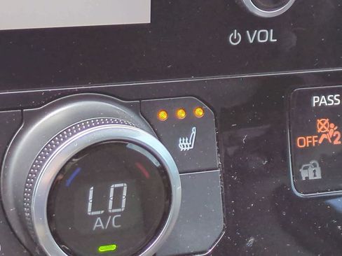 Used 2023 Toyota Highlander XLE FWD image 22