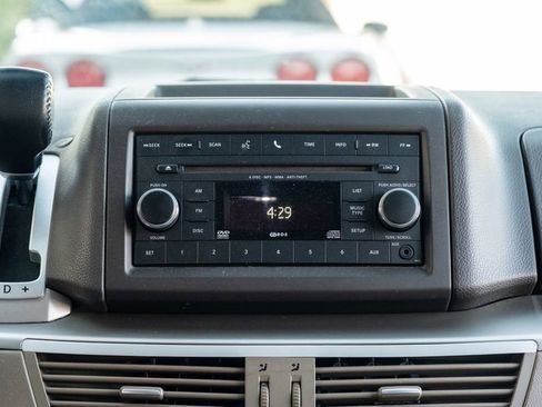 Used 2012 Volkswagen Routan SE image 15