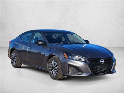 Used 2024 Nissan Altima 2.5 SV image 3