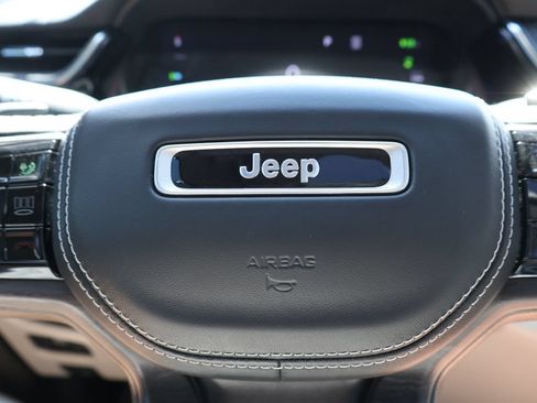 Used 2022 Jeep Grand Cherokee Overland w/ Luxury Tech Group IV AWD/4WD image 27