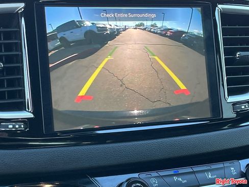 Used 2025 Chrysler Pacifica Select FWD image 28