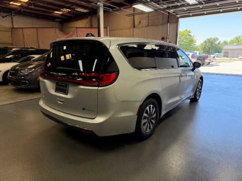 Used 2024 Chrysler Pacifica Limited FWD image 4