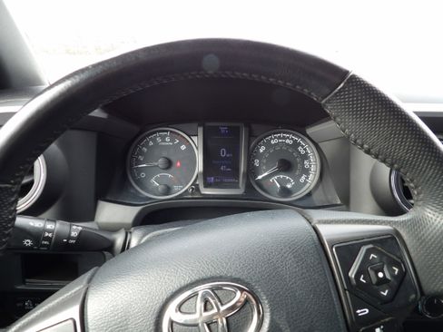 Used 2017 Toyota Tacoma TRD Sport w/ Tow Package image 13