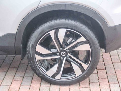 Used 2025 Volvo XC40 B5 Plus image 6