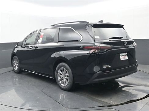 New 2026 Toyota Sienna XLE image 3