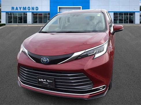 Used 2021 Toyota Sienna Limited image 7