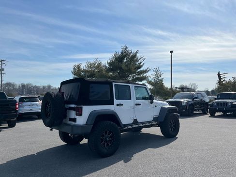 Used 2015 Jeep Wrangler Unlimited Rubicon w/ Connectivity Group image 27