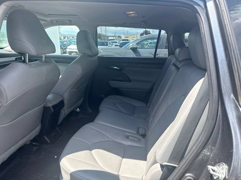 Used 2020 Toyota Highlander XLE AWD/4WD image 13