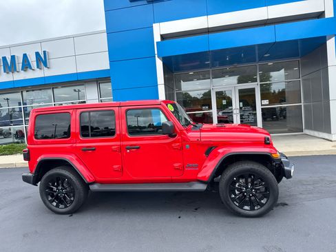 Used 2025 Jeep Wrangler Unlimited Sahara AWD/4WD image 2