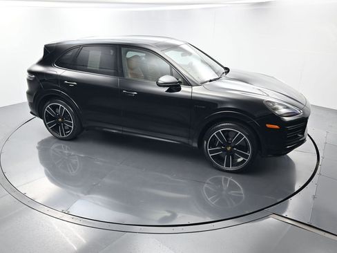 Certified 2022 Porsche Cayenne Turbo S AWD/4WD image 43