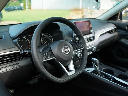 Used 2025 Nissan Altima 2.5 SV FWD image 6
