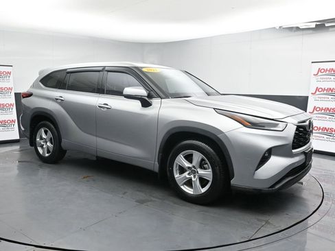 Used 2021 Toyota Highlander LE image 2