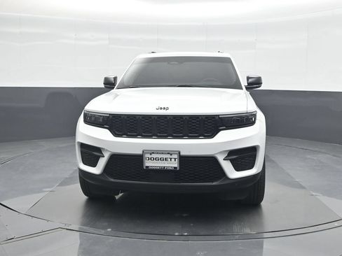 Used 2025 Jeep Grand Cherokee Altitude RWD image 5