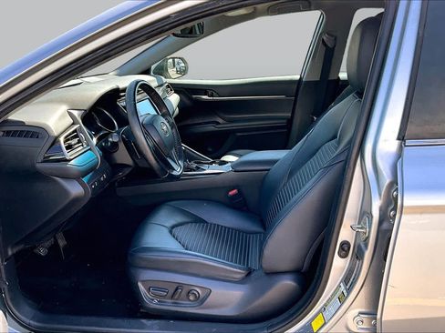 Used 2020 Toyota Camry SE w/ Convenience Package FWD image 7
