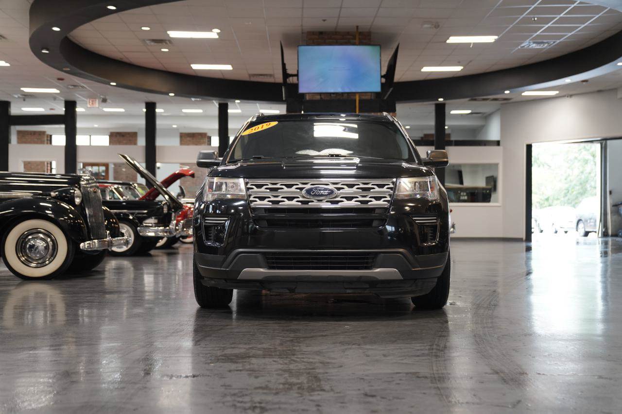 Used 2019 Ford Explorer XLT FWD image 3