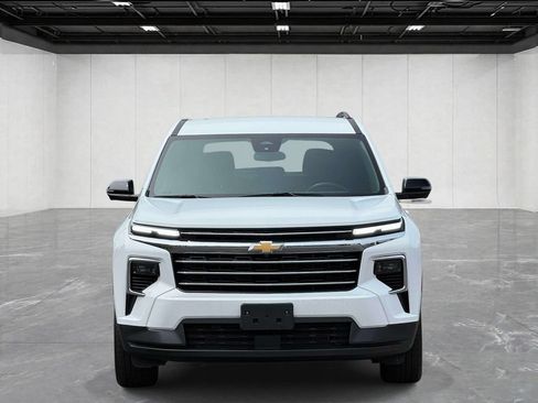 Used 2024 Chevrolet Traverse LT FWD image 2