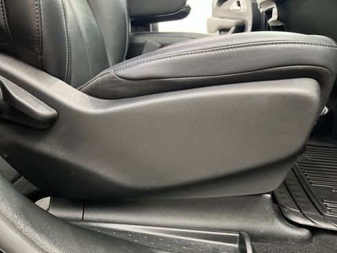 Used 2025 Chrysler Pacifica Select FWD image 31