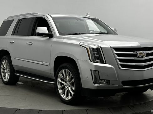Used 2019 Cadillac Escalade Luxury image 3