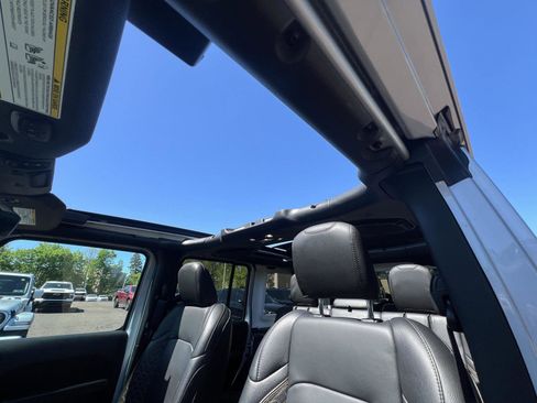 Used 2023 Jeep Wrangler Unlimited Sahara AWD/4WD image 19
