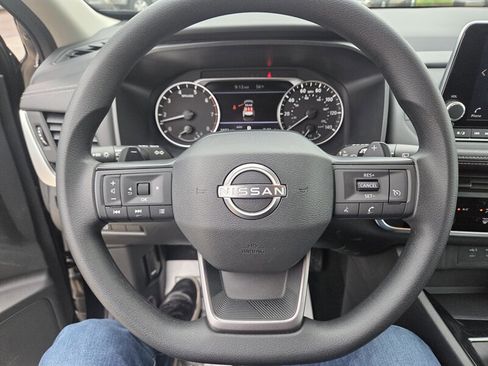 Used 2025 Nissan Rogue S AWD/4WD image 14