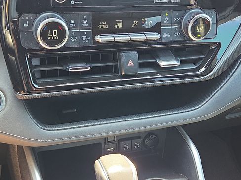 Used 2021 Toyota Highlander XSE FWD image 20