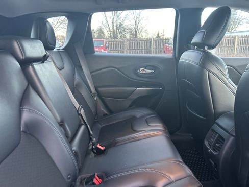 Used 2019 Jeep Cherokee Latitude Plus w/ Cold Weather Group image 10