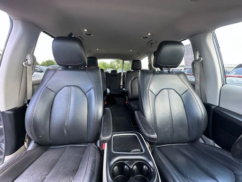 Used 2020 Chrysler Pacifica Touring-L Plus FWD image 19