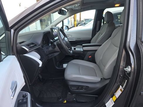 Used 2025 Toyota Sienna XLE w/ XLE Plus Package AWD/4WD image 10