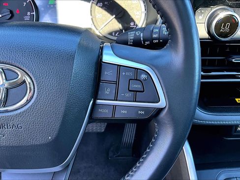 Certified 2024 Toyota Highlander XLE image 24